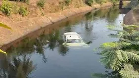 అదుపుతప్పి కాలువలోకి దూసుకెళ్లిన కారు.. ఇద్దరి మృతి