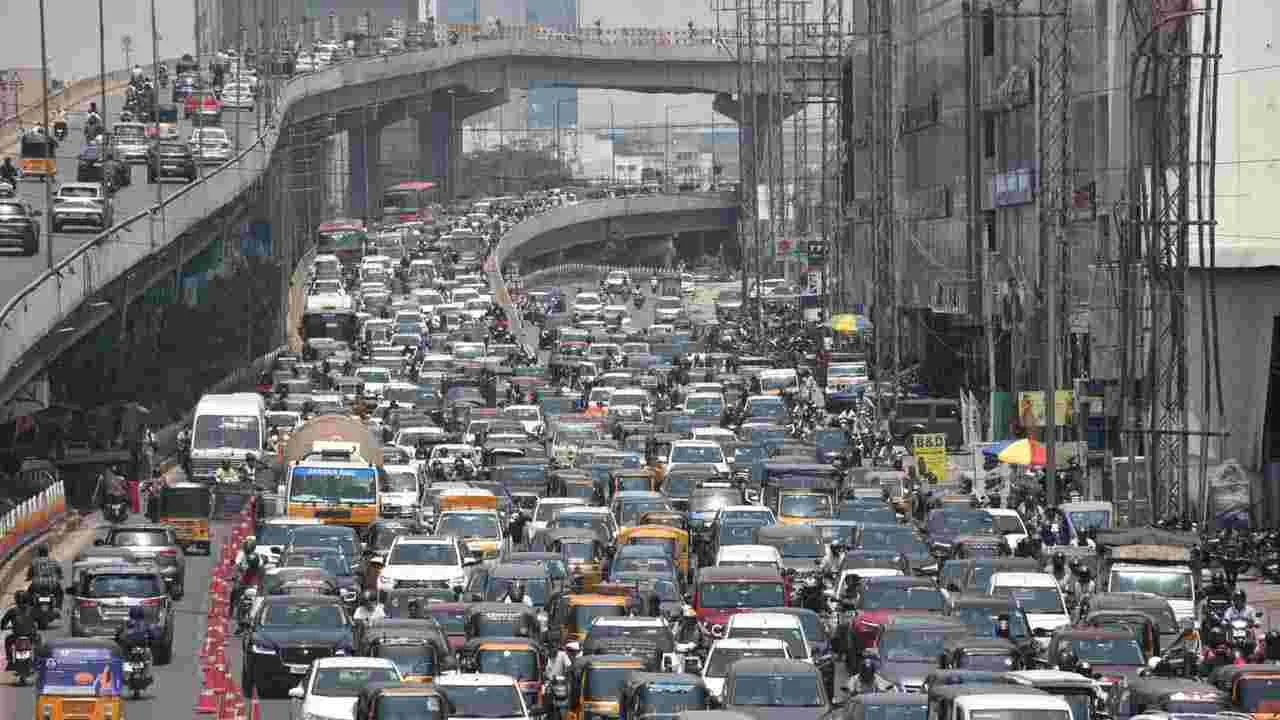 పెరిగిన కార్ల వినియోగం.. ట్రాఫిక్ సమస్య మరింత తీవ్రం