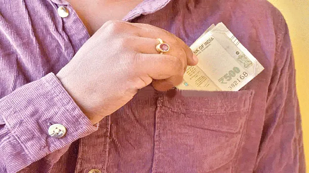 Vehicle bills into their pockets! వాహన బిల్లులు  వారి జేబులోకి..! 