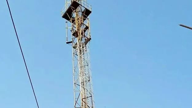 సెల్ ఫోన్ టవర్ ఎక్కి రైతు ఆత్మహత్యాయత్నం.. వికారాబాద్ జిల్లాలో తీవ్ర కలకలం