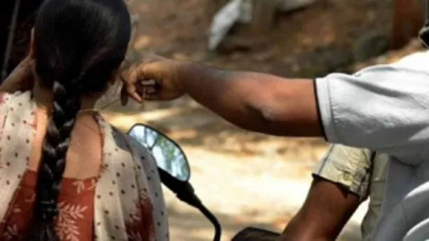 ఒంటరిగా వెళ్తున్న మహిళలే లక్ష్యంగా చోరీలు..