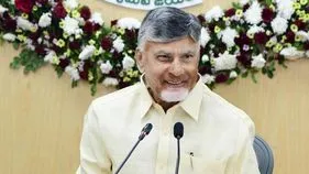 రాజముద్రతో కూడిన పాస్‌ పుస్తకాలను పంపిణీ చేసిన సీఎం చంద్రబాబు
