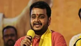 తొలి వేతనం అమర వీరుల కుటుంబాలకు.. గొప్ప మనసు చాటుకున్న ఎంపీ విజయ్