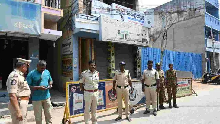  ఏపీ వ్యాప్తంగా ఏబీఎన్-ఆంధ్రజ్యోతి కార్యాలయాల వద్ద ఉద్రిక్త పరిస్థితులు