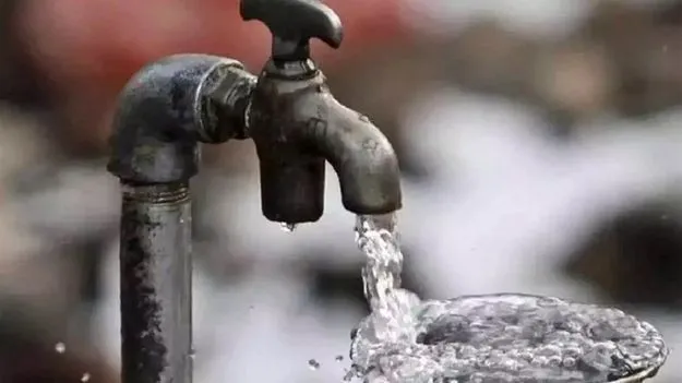 తాగునీటితో షాపు శుభ్రం..