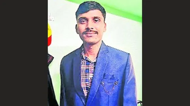 పెళ్లి దుస్తుల్లో యువకుడి ఆత్మహత్య