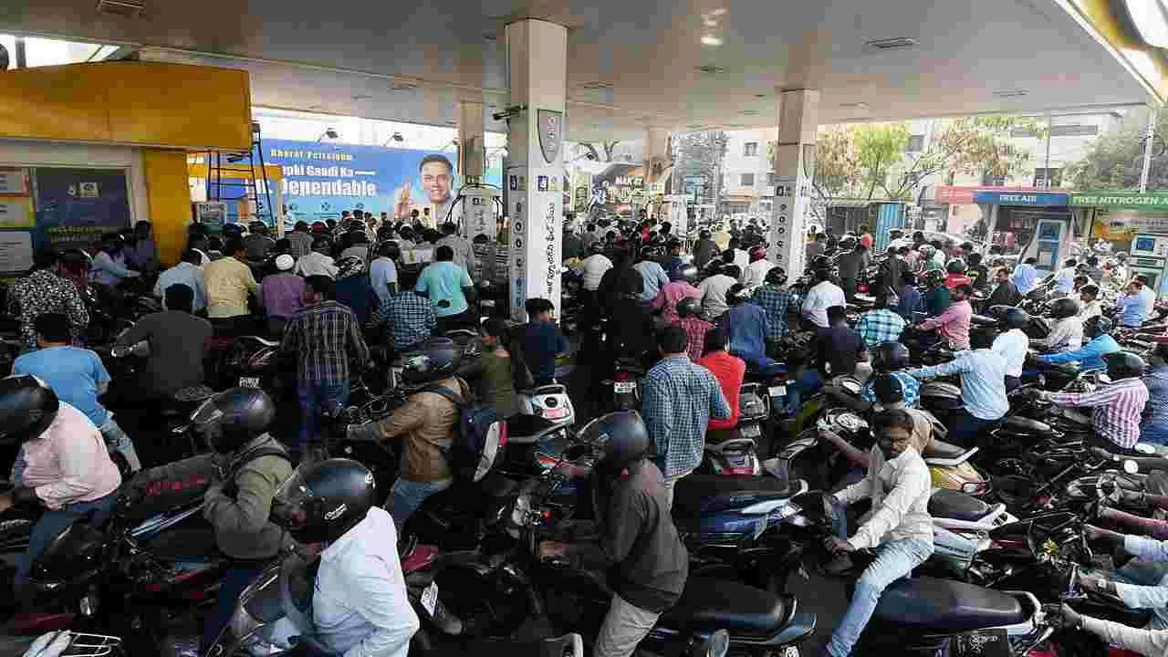 గంటల్లోనే ఖాళీ.. హైదరాబాద్‌లో పెట్రోల్‌, డీజిల్‌ కొరత