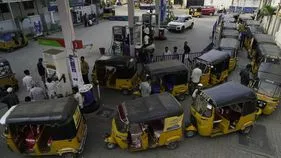 సీఎన్‌జీ గ్యాస్‌ కోసం 2 కి.మీ క్యూ