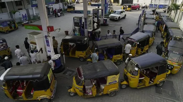 సీఎన్‌జీ గ్యాస్‌ కోసం 2 కి.మీ క్యూ