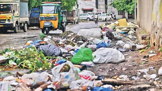సిబ్బంది ‘సర్‌’కి.. పారిశుధ్యం గాలికి
