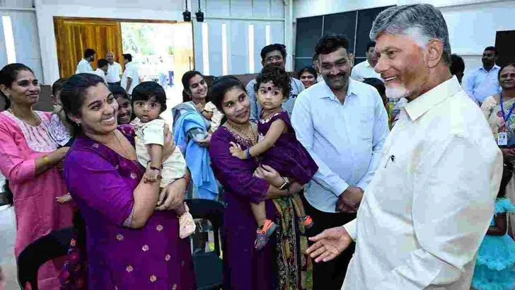 చిన్నారులకు పోలియో చుక్కలు వేసిన సీఎం చంద్రబాబు