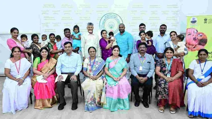 చిన్నారులకు పోలియో చుక్కలు వేసిన సీఎం చంద్రబాబు