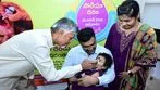 చిన్నారులకు పోలియో చుక్కలు వేసిన సీఎం చంద్రబాబు