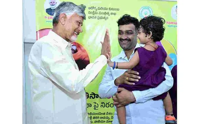 చిన్నారులకు పోలియో చుక్కలు వేసిన సీఎం చంద్రబాబు
