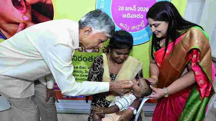చిన్నారులకు పోలియో చుక్కలు వేసిన సీఎం చంద్రబాబు