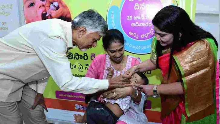 చిన్నారులకు పోలియో చుక్కలు వేసిన సీఎం చంద్రబాబు