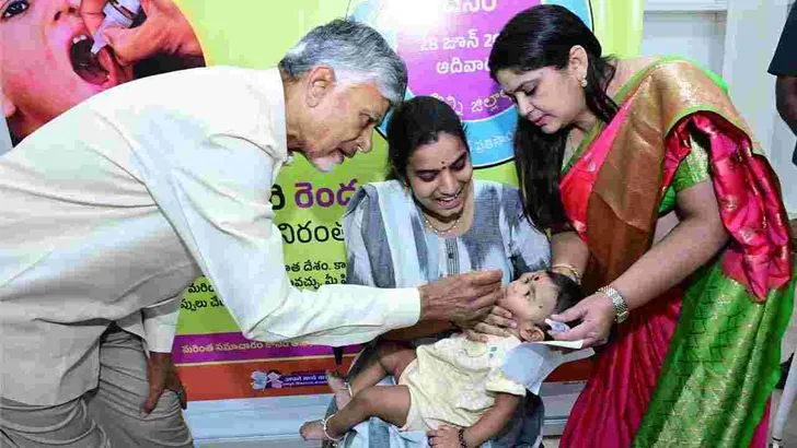 చిన్నారులకు పోలియో చుక్కలు వేసిన సీఎం చంద్రబాబు