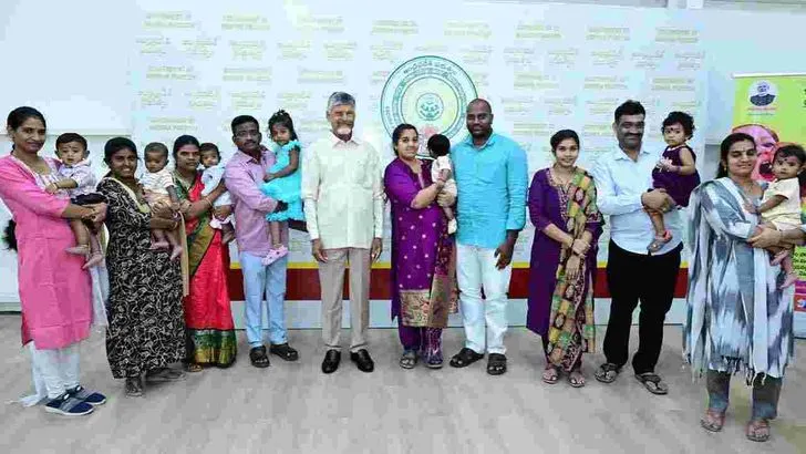 చిన్నారులకు పోలియో చుక్కలు వేసిన సీఎం చంద్రబాబు