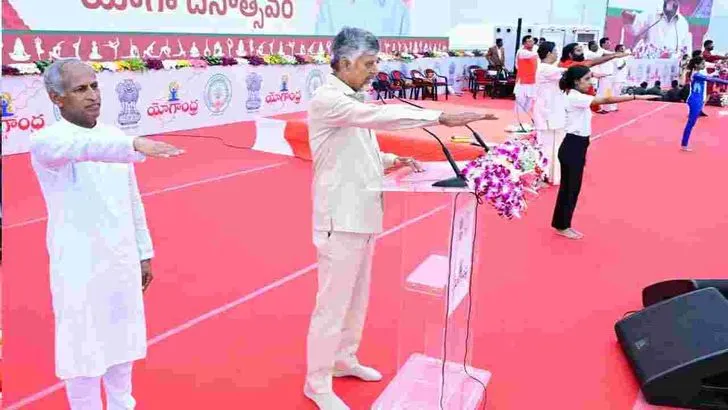 విజయవాడలో యోగా దినోత్సవంలో పాల్గొన్న సీఎం చంద్రబాబు