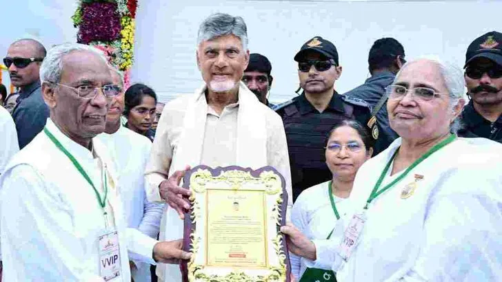 విజయవాడలో యోగా దినోత్సవంలో పాల్గొన్న సీఎం చంద్రబాబు