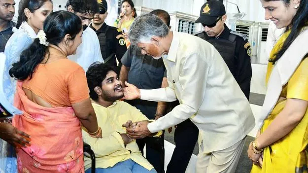 దివ్యాంగ యువకుడిని ఆప్యాయంగా పలకరించిన సీఎం చంద్రబాబు