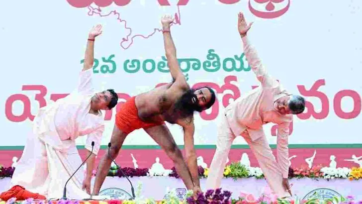 విజయవాడలో యోగా దినోత్సవంలో పాల్గొన్న సీఎం చంద్రబాబు