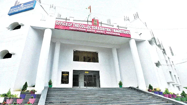 Collectorate   85 కలెక్టరేట్‌లో ఉద్యోగులు  ఇక 85 మందే..