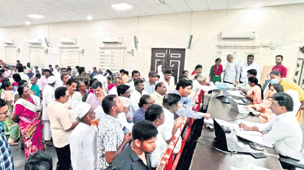 ప్రజల వినతులను వెంటనే పరిష్కరించాలి