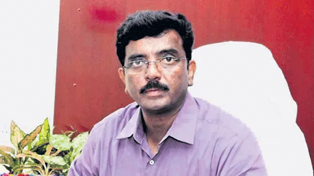 కమిషనర్‌ సెలవులో రాజకీయం