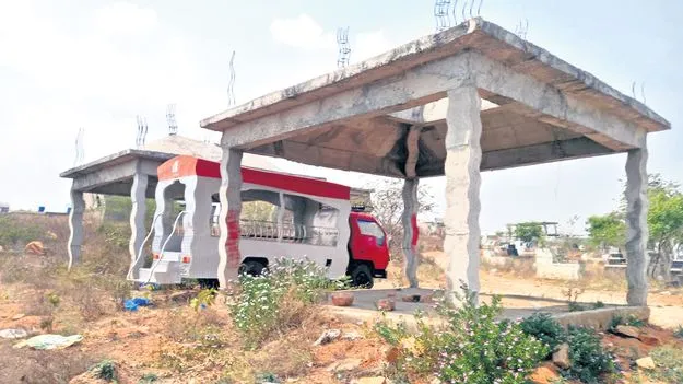  మూడేళ్లుగా నిలిచిన శ్మశానవాటిక పనులు