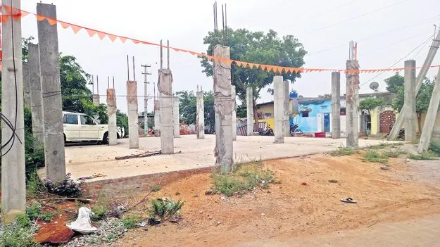 నిలిచిన కమ్యూనిటీ భవన నిర్మాణం 