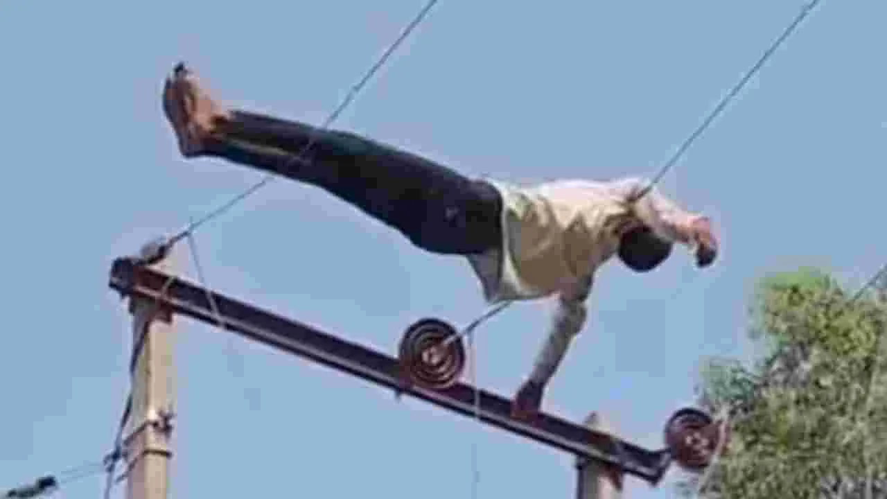 గ్రామస్తులను టెన్షన్ పెట్టిన మందు బాబు.. చివరకు ఏమైందంటే..