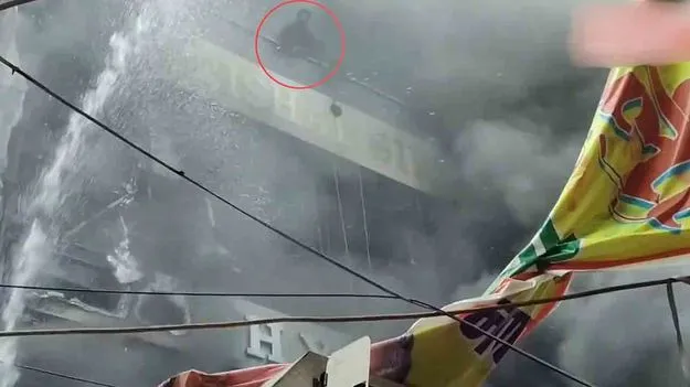 బిల్డింగ్‌లో అగ్ని ప్రమాదం.. అందరూ చూస్తుండగానే కాలి బూడిదైన 9 మంది..