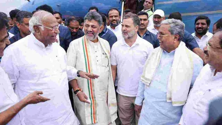కర్ణాటక సీఎంగా ప్రమాణ స్వీకారం చేసిన డీకే శివకుమార్‌.. హాజరైన ప్రముఖులు