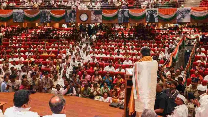 కర్ణాటక సీఎంగా ప్రమాణ స్వీకారం చేసిన డీకే శివకుమార్‌.. హాజరైన ప్రముఖులు