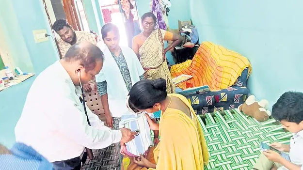 DMHO: దర్శన్‌ను పరీక్షించిన డిప్యూటీ డీఎంహెచ్‌వో 