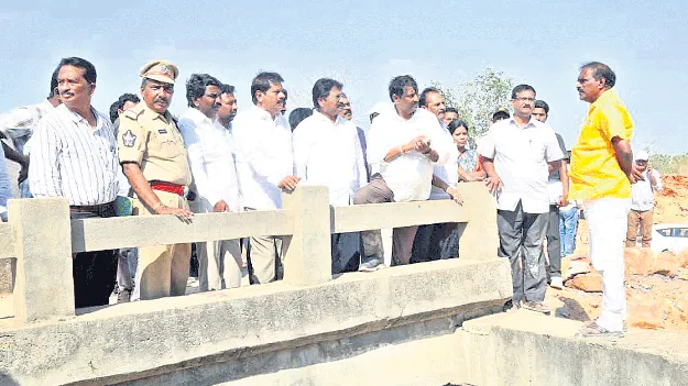 వెలిగొండ పనుల్లో వేగం పెంచాలి