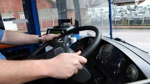 ఆర్టీసీ బస్సు డ్రైవర్‌తో మందుబాబుల ఘర్షణ.. బస్సు అద్దాలు ధ్వంసం చేయడంతో.. 