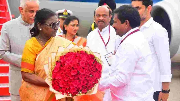 విశాఖపట్నంలో రాష్ట్రపతి ద్రౌపది ముర్ముకు ఘన స్వాగతం