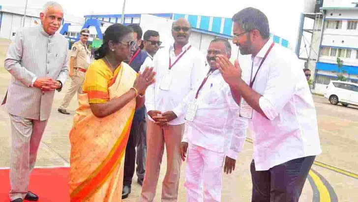 విశాఖపట్నంలో రాష్ట్రపతి ద్రౌపది ముర్ముకు ఘన స్వాగతం