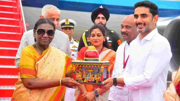 విశాఖపట్నంలో రాష్ట్రపతి ద్రౌపది ముర్ముకు ఘన స్వాగతం