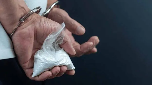 మోకిలలో డ్రగ్స్ కలకలం.. 40 గ్రాముల కొకైన్ సీజ్