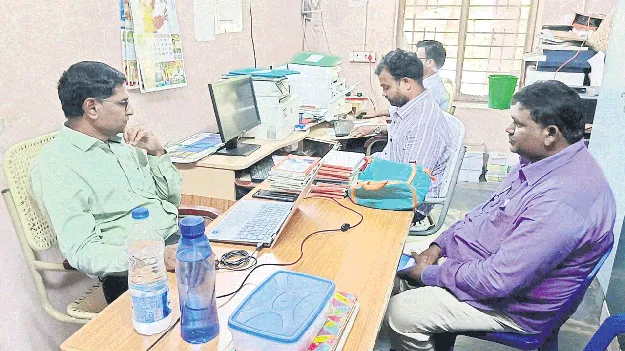 ‘ఉపాధి’ సిబ్బందిపై వేటు