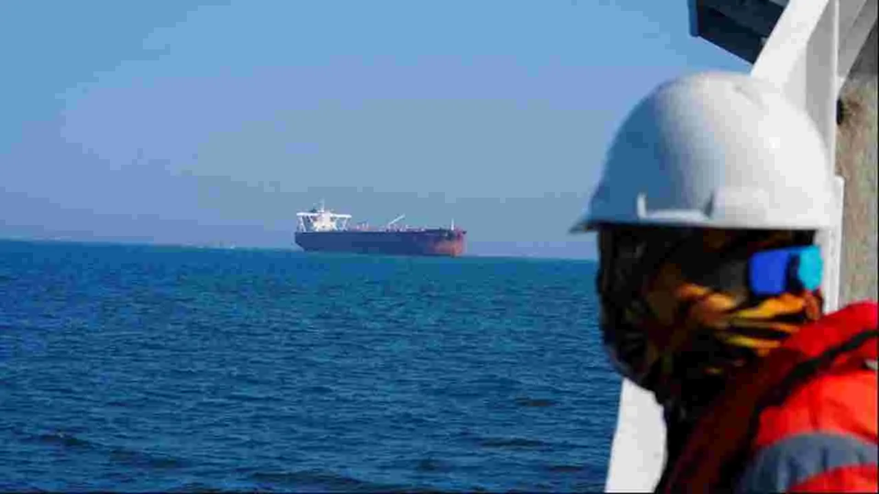 భారత నౌకలపై కాల్పులు.. ఇరాన్ రాయబారికి కేంద్రం సమన్లు..