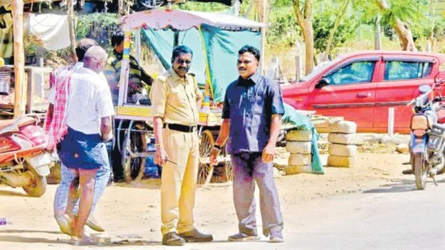 పోలీసు యూనిఫాంలో ప్రైవేటు సెక్యూరిటీ!