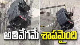 మలుపు తిప్పుతుండగా ఘోరం.. నేరుగా ఇనుప చువ్వలపై పడి..