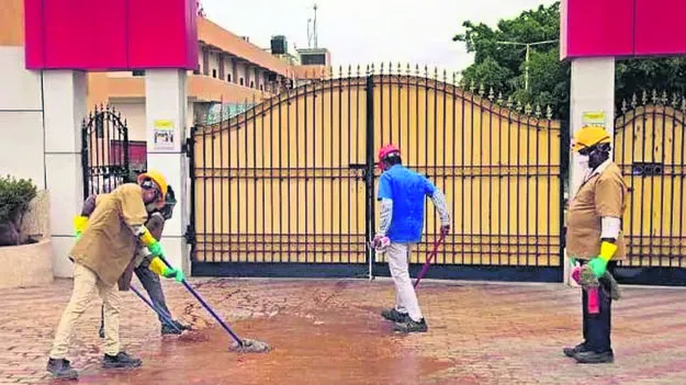 కంటైనర్‌ నుంచి రసాయన ద్రావణం లీక్‌