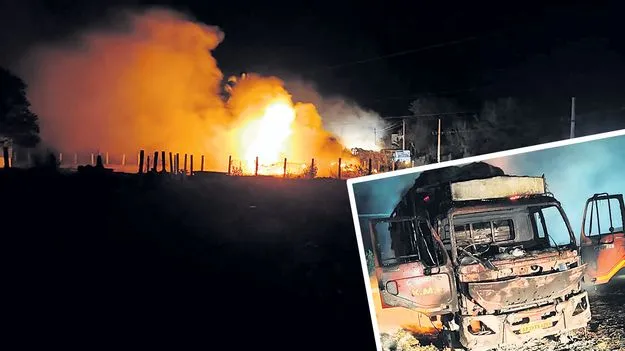 Fire accident : గడ్డి లారీకి మంటలు 