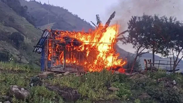 మణిపూర్‌లో నాగా గ్రామంలో దుండగుల బీభత్సం.. ఇళ్లకు నిప్పు