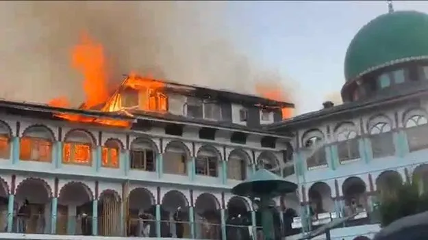 శ్రీనగర్‌ మసీదులో భారీ అగ్నిప్రమాదం